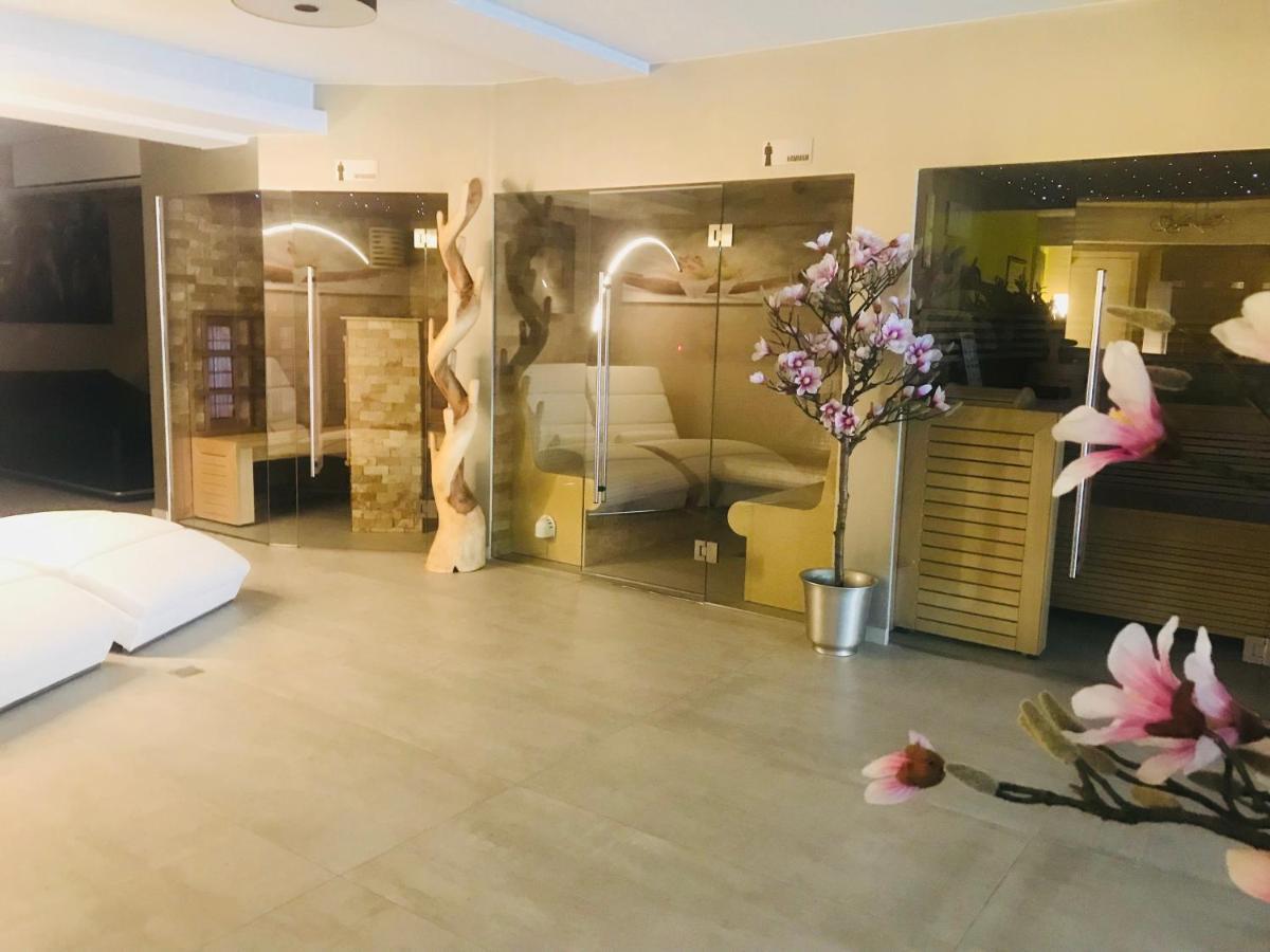 Hotel Monte Cristo Hoeselt Bagian luar foto