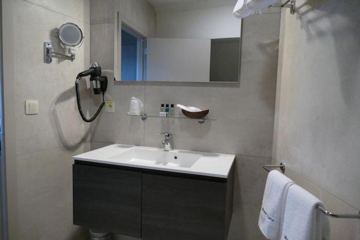 Hotel Monte Cristo Hoeselt Bagian luar foto