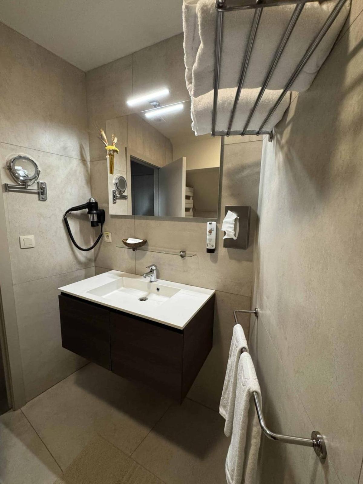 Hotel Monte Cristo Hoeselt Bagian luar foto