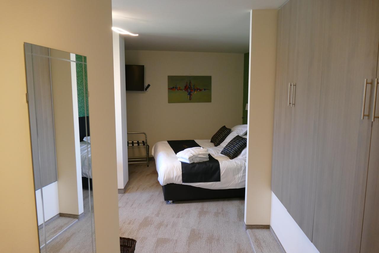 Hotel Monte Cristo Hoeselt Bagian luar foto